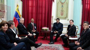 La oposición mantiene congelado y no clausurado diálogo con Maduro