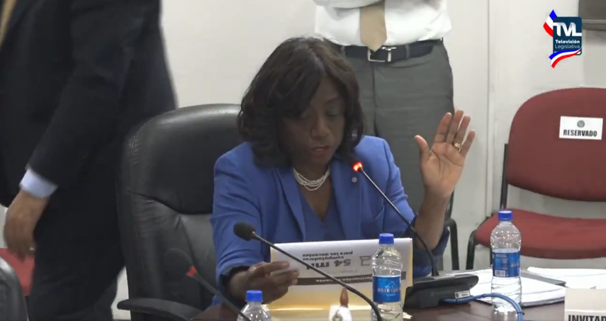 Ministra del MEDUCA justifica compra directa de laptops&nbsp;