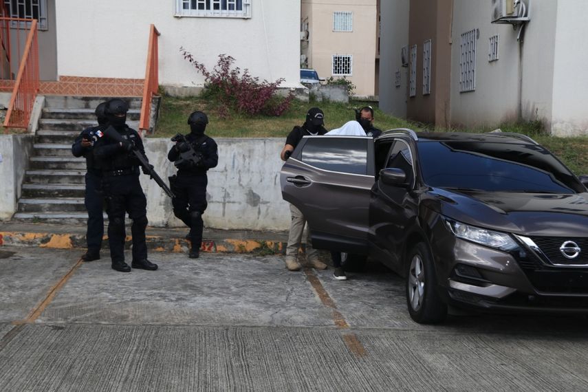 Los aprehendidos están vinculados al  tráfico de drogas mediante la contaminación de contenedores.