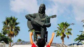 El hijo de Alejandro Sanz visita la estatua de su padrino
