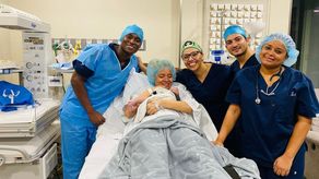 Alonso Edward y su pareja Katriny Muñoz cargando a Kaal