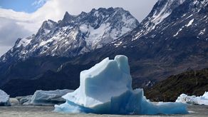 El ozono atmosférico absorbe la luz ultravioleta procedente del sol. Su ausencia supone que la Tierra reciba más radiación de alta energía, que pueda causar daños a las células vivas.