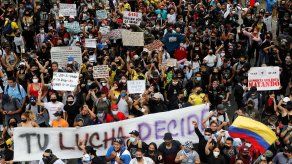 Miles de personas salieron en Colombia a protestar contra el proyecto de reforma tributaria.