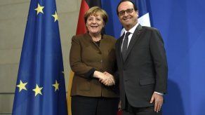 Combate antiterrorista no debe afectar valores democráticos: Hollande y Merkel