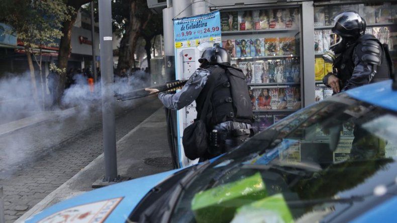 Brasil: Suspenden policías por golpear periodistas