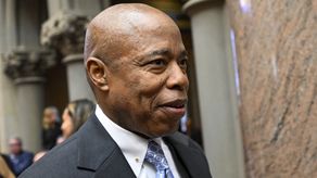 Durante el último año, el gobernador republicano de Texas, Greg Abbott, ha enviado autobuses con inmigrantes a las ciudades gobernadas por demócratas buscando maximizar la exposición de lo que considera es la inacción del gobierno del presidente Joe Biden ante la gran cantidad de inmigrantes que cruzan la frontera sur.