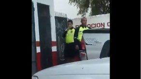 Inician investigación a dos policías captados fumando durante labores Inician investigación a dos policías captados fumando durante labores