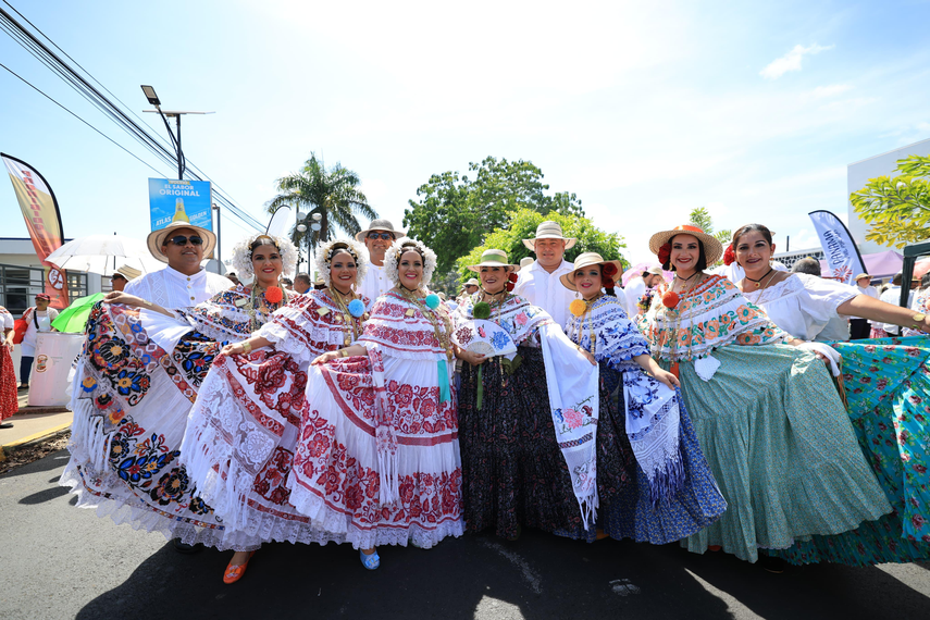 Éxito rotundo el Desfile de las Mil Polleras en la ciudad de Las Tablas.