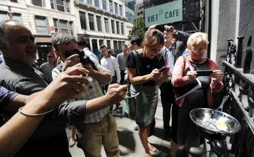 Cubren rascacielos de Londres que causó daños en coches y comercios