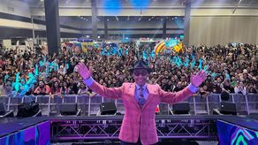 Giancarlo Esposito en la tarima de Comic Con Panamá 2023.