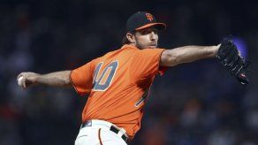 Gigantes ejercen opciones sobre Bumgarner y Sandoval