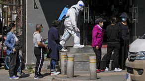 Beijing ordenó el cierre de restaurantes y gimnasios por el Primero de Mayo, un feriado que se extiende hasta el miércoles, mientras que las principales atracciones turísticas de la capital, incluyendo la Ciudad Prohibida y el zoo, cerrarán sus exposiciones interiores desde el martes.