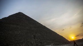 Egipto arresta a 3 por vender piedras de las pirámides