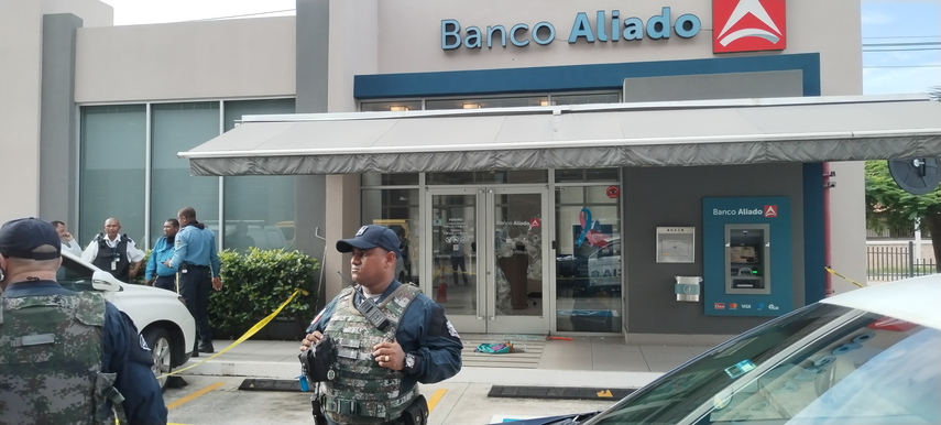 Sujetos intentan robar en un banco de la ciudad de Panamá.