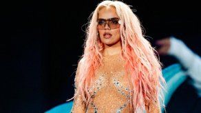 Karol G se lleva tremendo susto y le tocó aterrizar de emergencia.