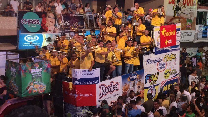 María del Carmen Simons en paseo nocturno del Sábado de Carnaval