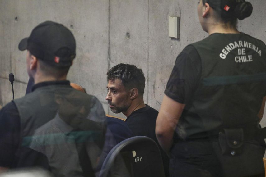 Exfutbolista acusado de violación vuelve a prisión tras revocarse su arresto domiciliario nocturno.