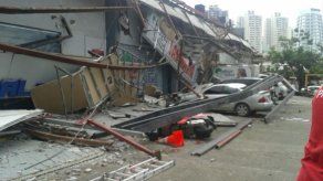 Techo de local en Plaza Los Ángeles cae sobre vehículos