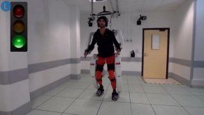 Un tetrapléjico logra caminar gracias a un exoesqueleto conectado al cerebro