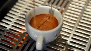 Una taza de café gourmet recién molido