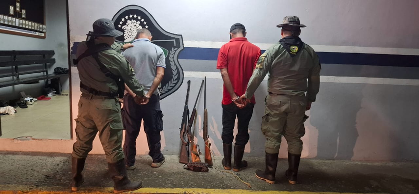 MiAmbiente decomisa armas y carne de fauna silvestre.