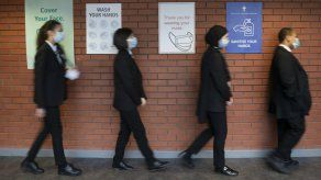 Gran Bretaña planea uso de pasaportes de vacunación.