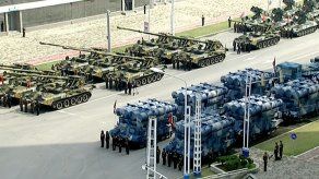 Corea del Norte saca pecho ante EEUU y muestra sus misiles en un gran desfile