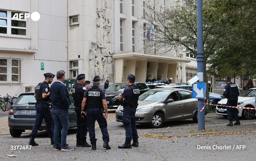 Agentes policiales acordonando el área donde sufrió el atentado un profesor.