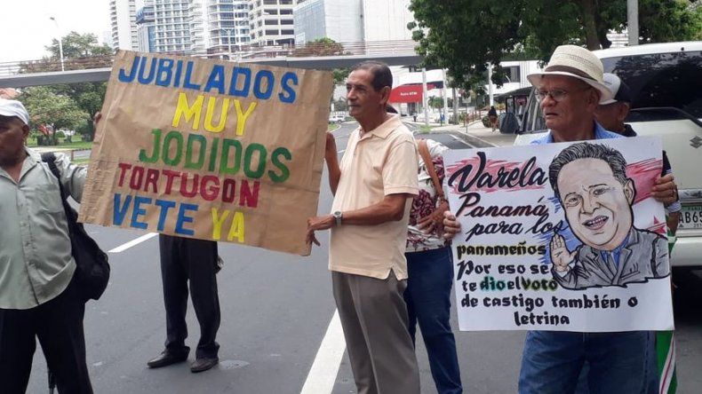 Jubilados vuelven a manifestarse para despedir al presidente Varela