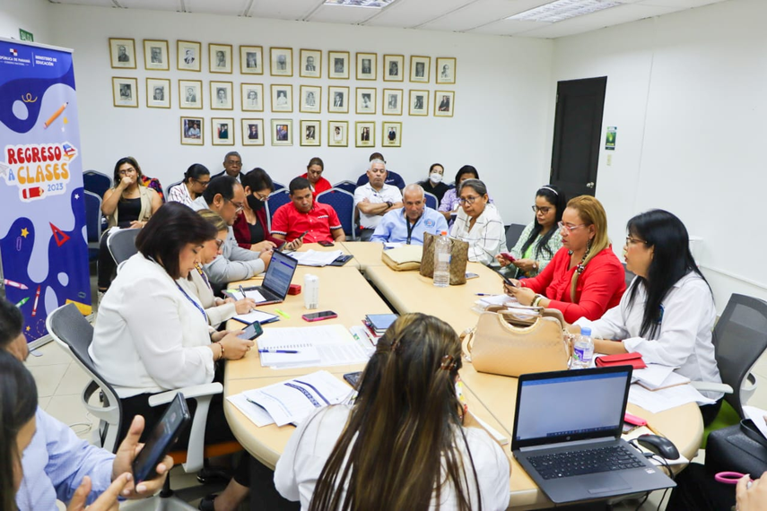 Reunión del MEDUCA con gremios magisteriales