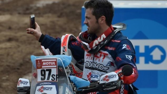 El piloto de motos francés Toniutti, en estado estable y serio tras la caída en el Dakar