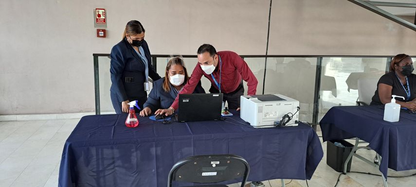 En la sede del Tribunal Electoral hay instaladas mesas para recolectar las firmas.