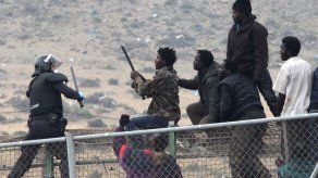 Cientos de migrantes embisten frontera de España