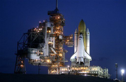 Nave espacial de rescate se prepara junto al transbordador