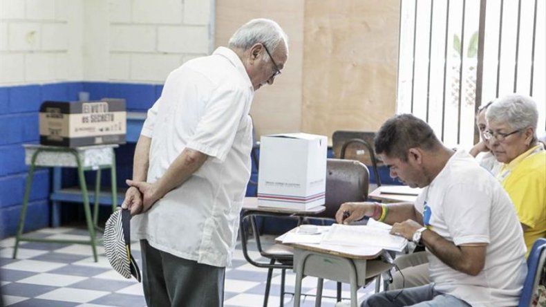 La segunda vuelta presidencial en Costa Rica avanza en calma y poco ambiente