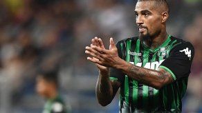 El delantero Kevin-Prince Boateng cerca del Barcelona