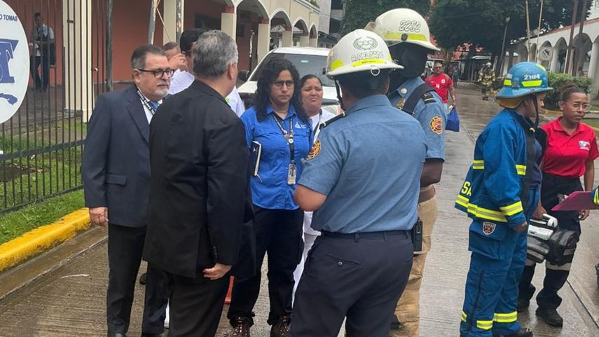 Bomberos evalúan posible fuga de gas en el Hospital Santo Tomás.