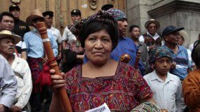 Decenas indígenas presionan en afueras Congreso de Guatemala aprobar reforma