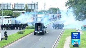 Enfrentamientos entre unidades del control control de multitudes y manifestantes en Santiago. Enfrentamientos entre unidades del control control de multitudes y manifestantes en Santiago.