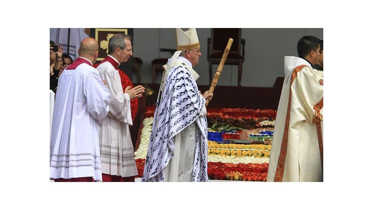 Artesanos confeccionaron ornamentos litúrgicos del Papa Francisco