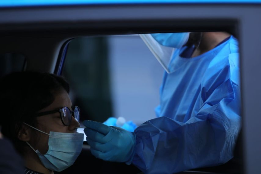 Personal de salud aplica hisopado para detectar covid-19.