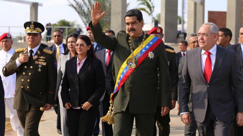 Lanzan objetos contra caravana de Maduro tras desfile militar en Venezuela