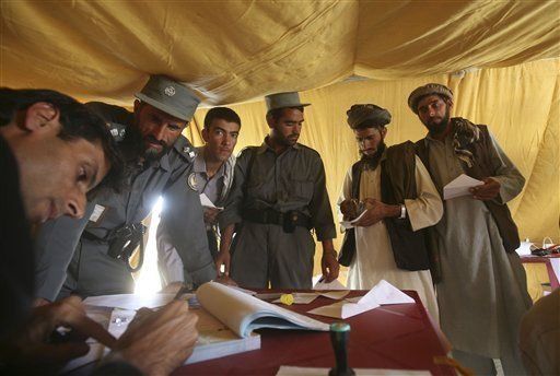 Reunión de talibanes con funcionarios afganos en Arabia