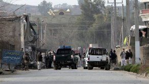 Atacantes suicidas golpean a fuerzas afganas