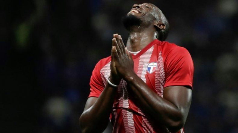 Bolt solo pide un coche negro para su aventura futbolística en Australia