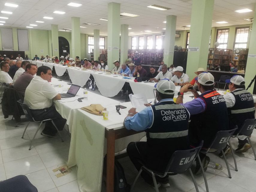 Mesa de negociación entre Anadepo y el Gobierno Nacional en Santiago.
