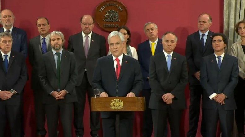 Piñera cambia a ocho de sus ministros, incluido su cuestionado jefe de gabinete