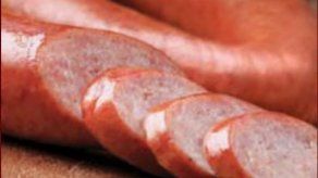 Compañía retira salchichas por temor a contaminación