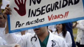 Se agrava crisis venezolana con emigración de 13 mil médicos