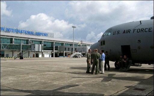 Primer avión con ayuda de EU llega a Birmania